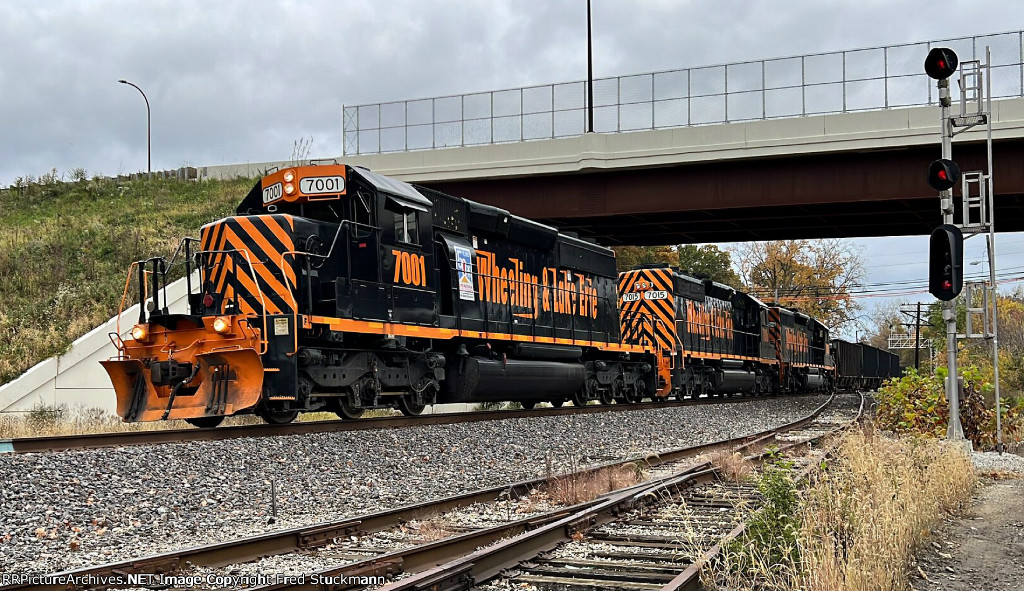 WE 7001 passes the yard signal.